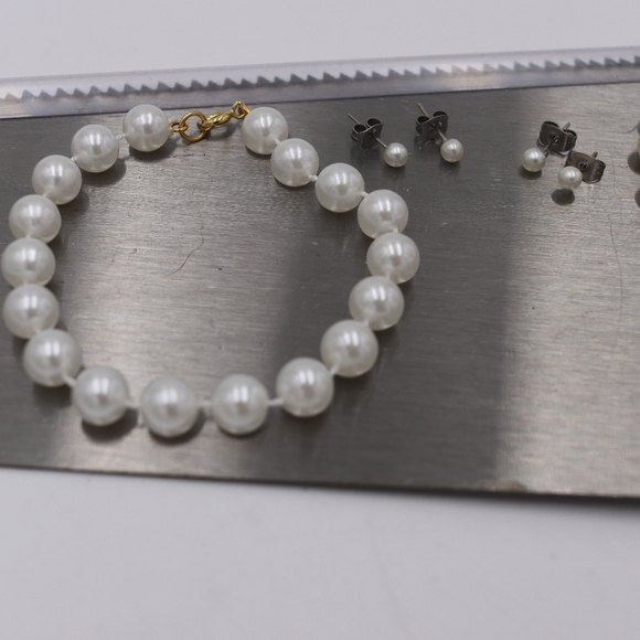 Set of 2 Children size Faux Pearl Bracelet & Earrings Set. - Picture 2 of 7